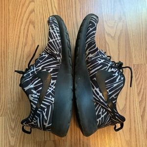 Nike roshe sneakers, black and white